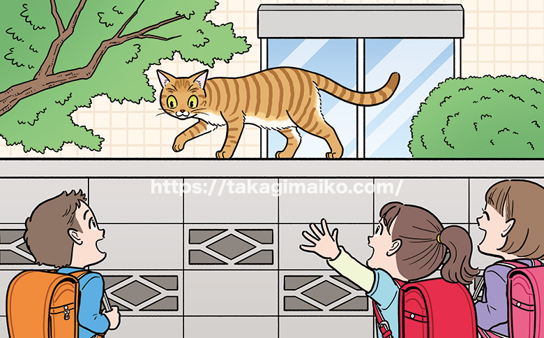 塀の上を歩く猫と下校中の小学生たちのイラスト（まちがい探し）